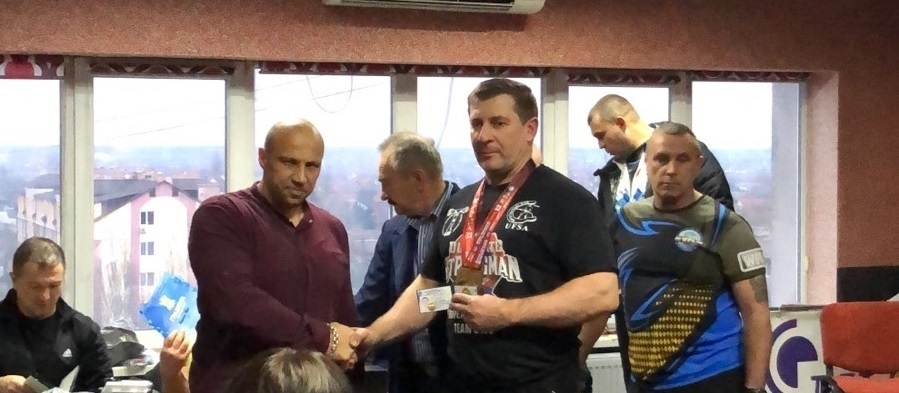 Віталій Пулін вручає Сергію Дашковському посвідчення кандидата в майстри спорту