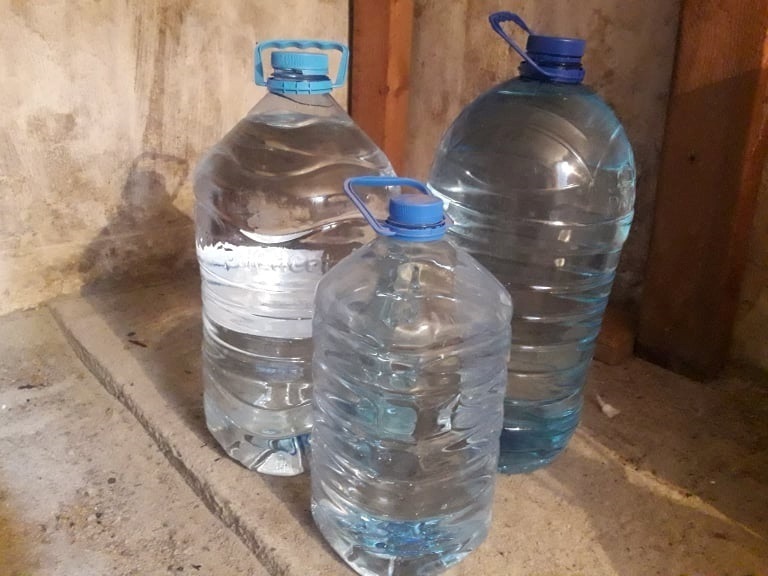 Воду господиня очищує камінцями кремнію