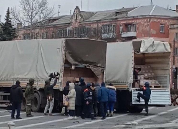 Росіяни знімають сюжет для пропагандистських ЗМІ, як роздають херсонцям «гуманітарку»