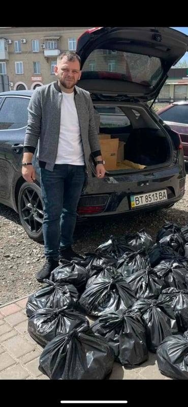 Після того, як доставляє допомогу в село, Володимир Харченко розвозить її селянам