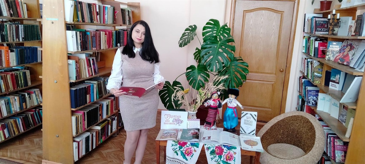 Бібліотекарка Нижньосірогозької центральної бібліотеки Каріна Міщенко