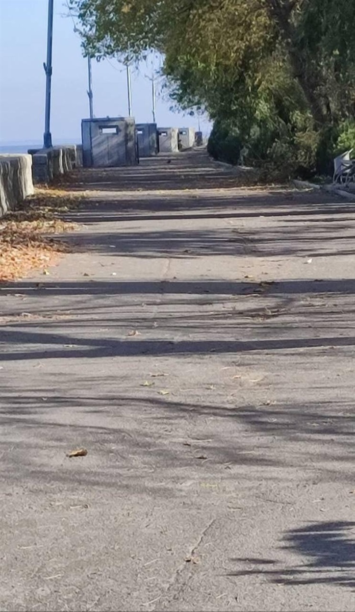 Лінії з бетонних дотів на набережній Каховки