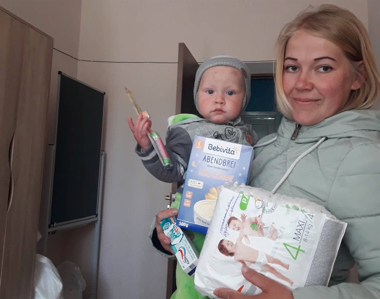 Для малечі — памперси і дитяче харчування