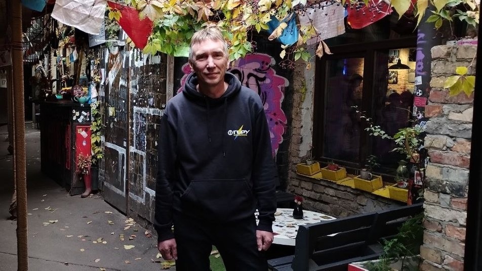 Олександр Корняков на відкритті виставки “Нескорений Херсон”. Київ, 23 жовтня 2022 року Фото: Суспільне Херсон