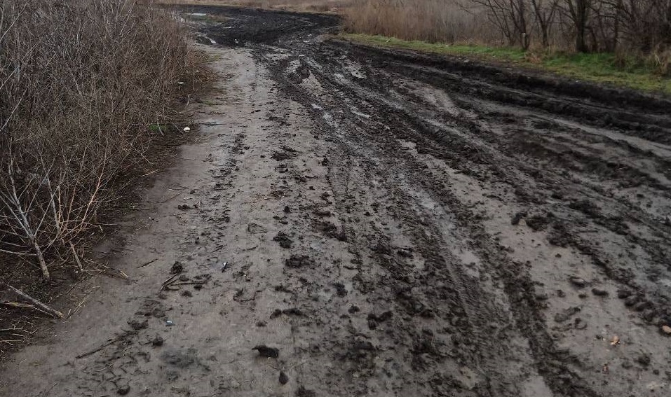 Крутий підйом з грунтової лощини — ще одна проблемна ділянка під Кам’янським. 12.12.2022 рік