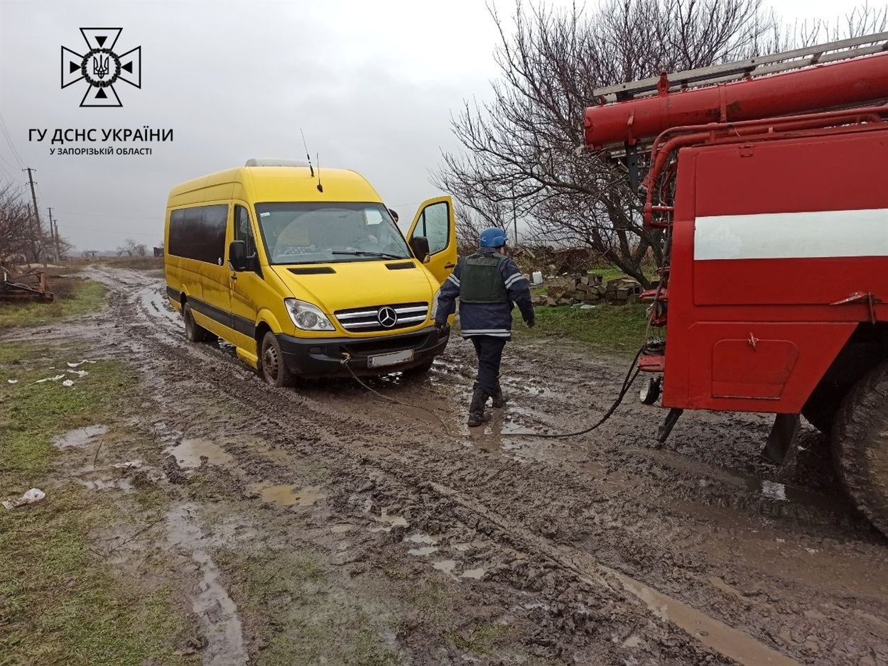 Без допомоги ДСНСників проїхати грунтову дорогу під Кам’янським неможливо. 12.12.2022 рік