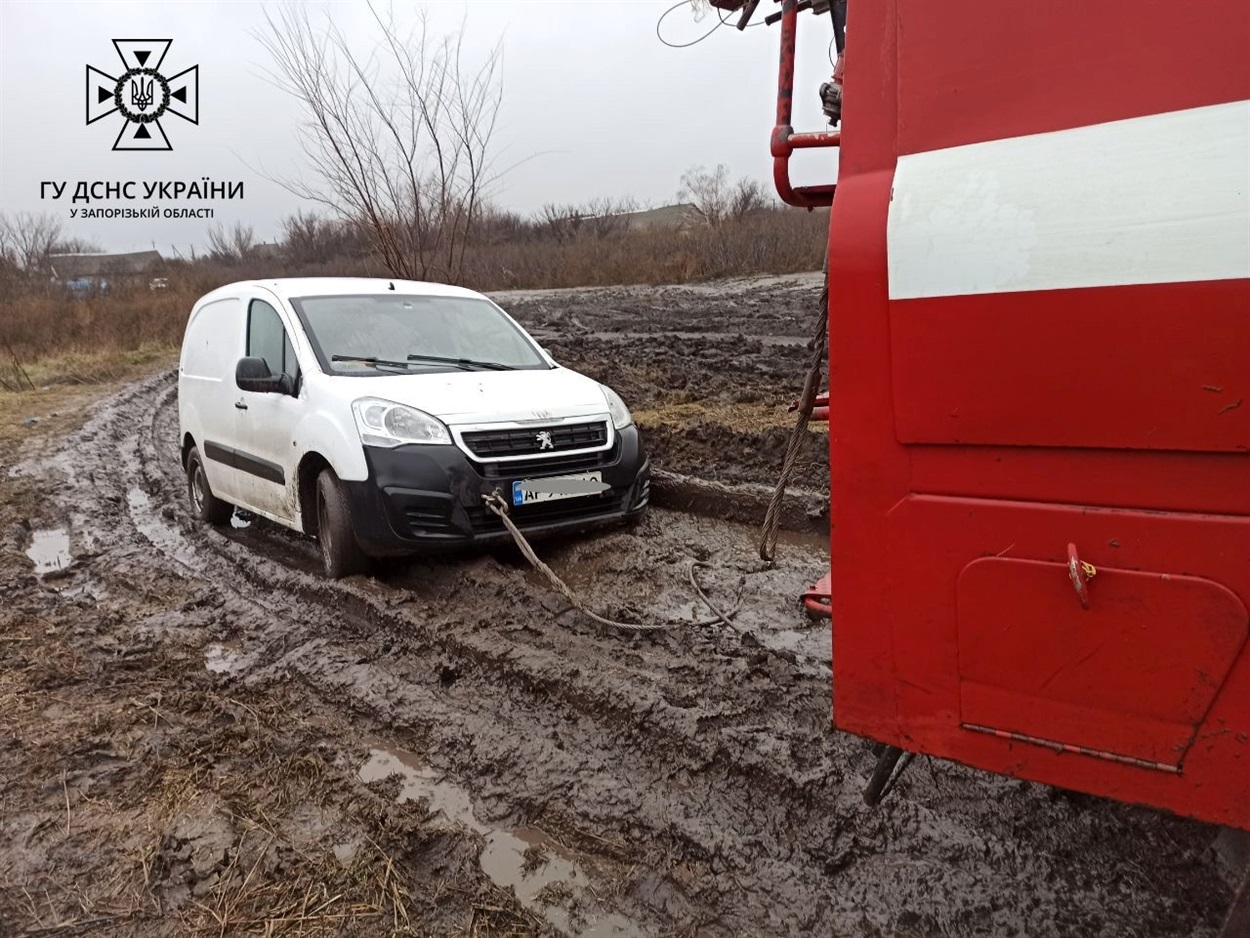 Лише рятувальна техніка підвищеної прохідності може здолати розмиту дорогу. 12.12.2022 рік
