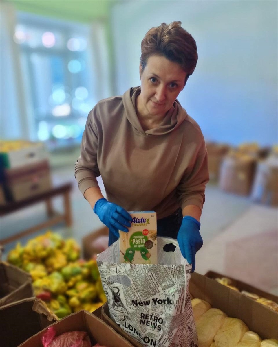 Основна робота волонтерів фонду – фасування продуктових наборів