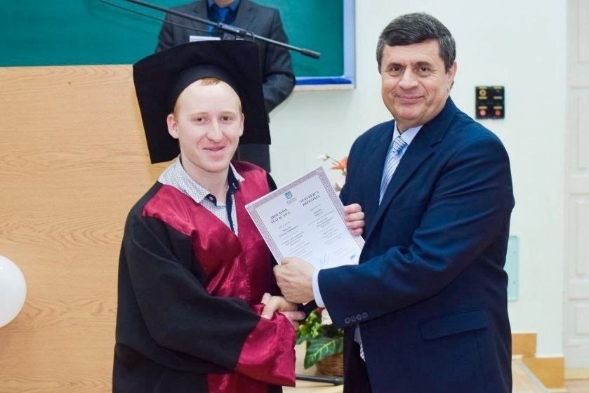 2018 рік. Диплом про здобуття вищої освіти Дмитру Мікуліну вручає ректор ТДАТУ Сергій Кюрчев