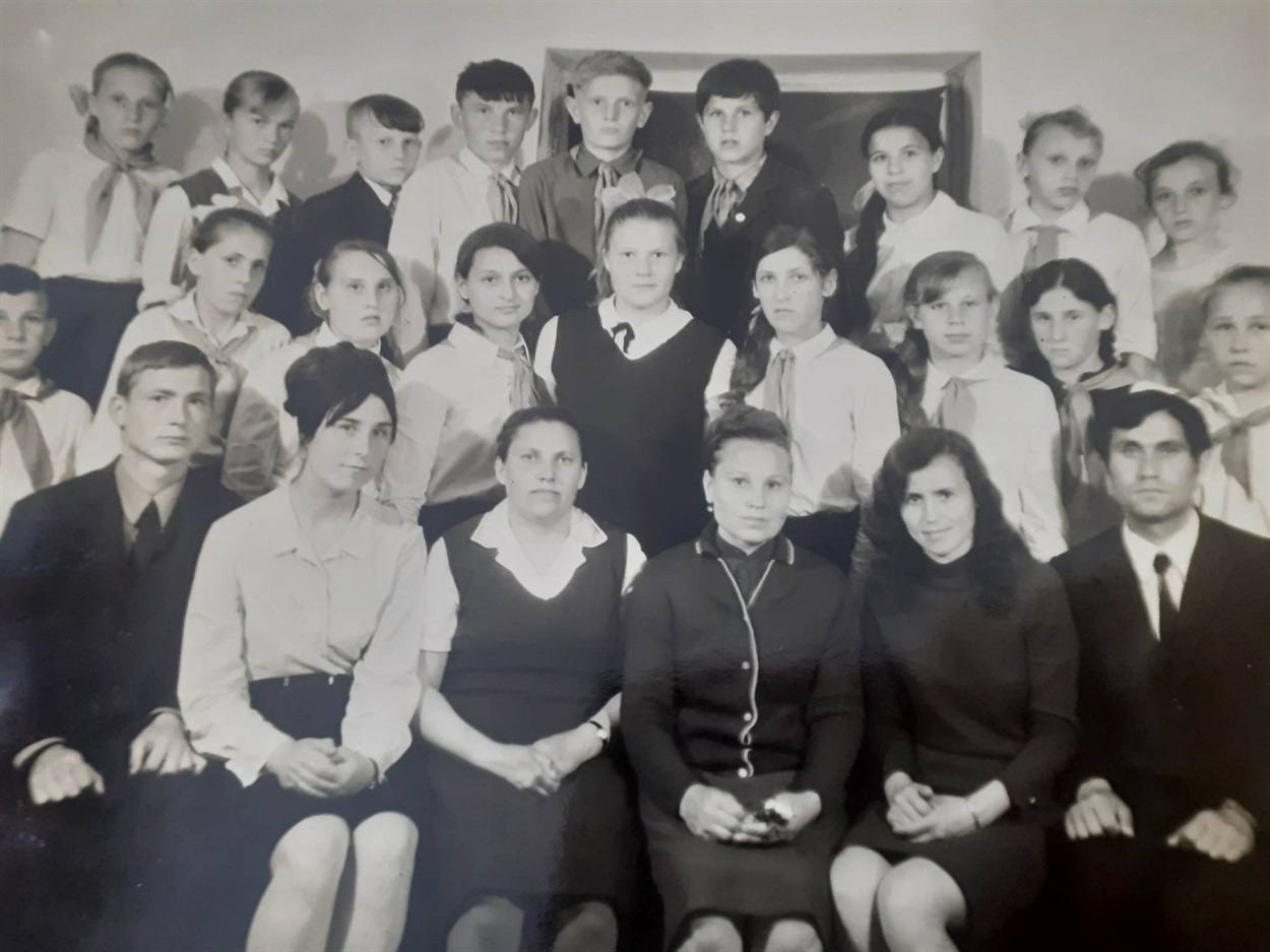 Маринська школа. У першому ряду друга ліворуч Світлана Ведєнєєва, друга праворуч Любов Рудя