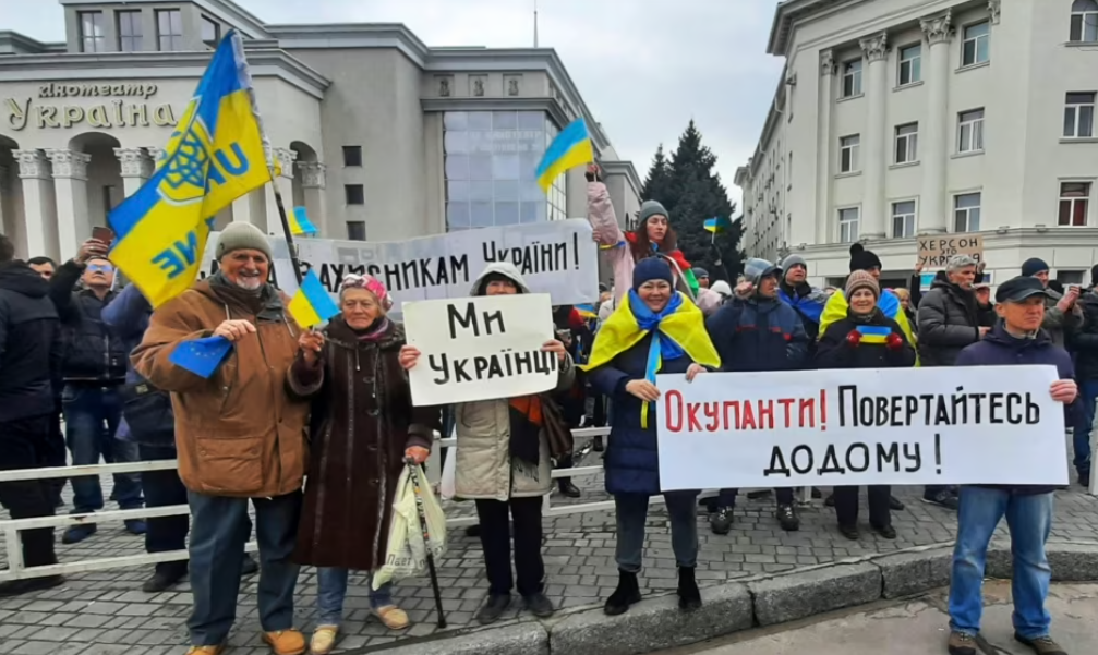 Акція на підтримку України у Херсоні, 5 березня 2022 (AP Photo/Olexandr Chornyi)