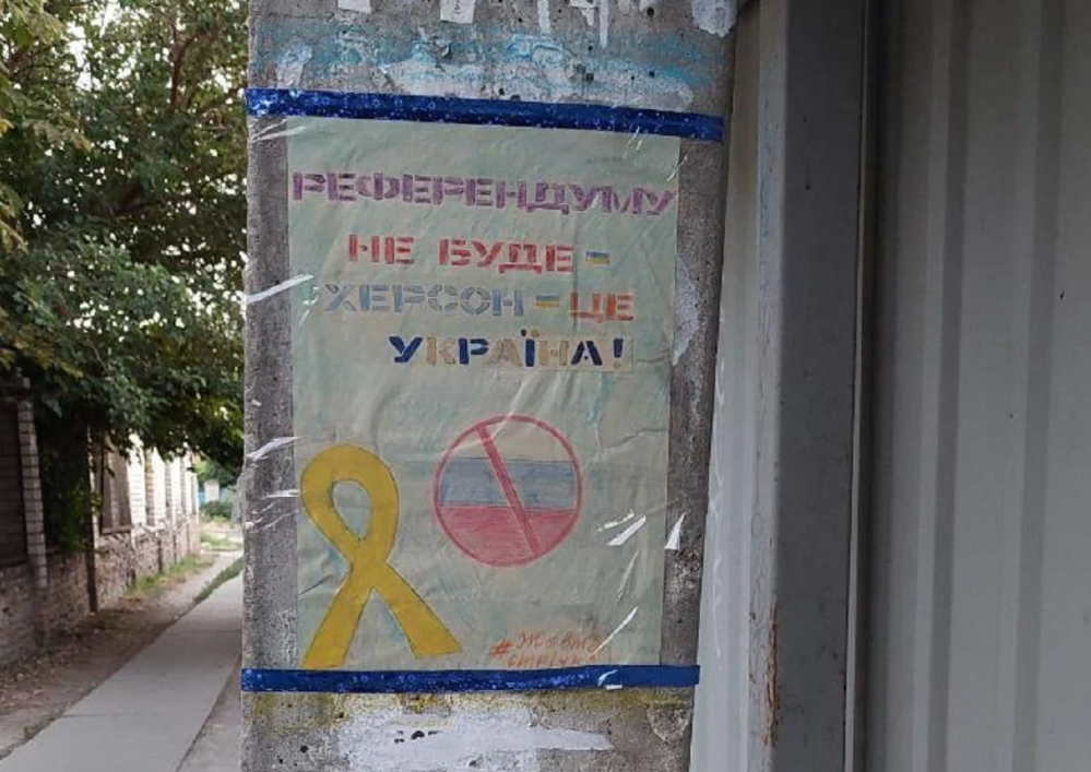 Жителям Херсонщини порадили не відкривати посіпакам окупантів, які пропонують проголосувати на “референдумі” (фото “Жовта стрічка”)
