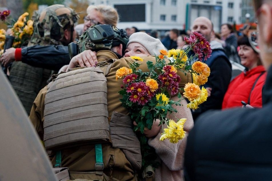 Херсон, 11 листопада 2023 р. Жителі міста зустрічають на площі Свободи українських військових