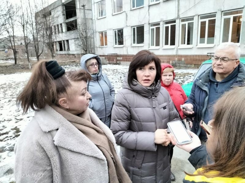 Вікторія Зеленська розповідає журналістам про те, як в Знам’янській громаді допомагають ВПО 