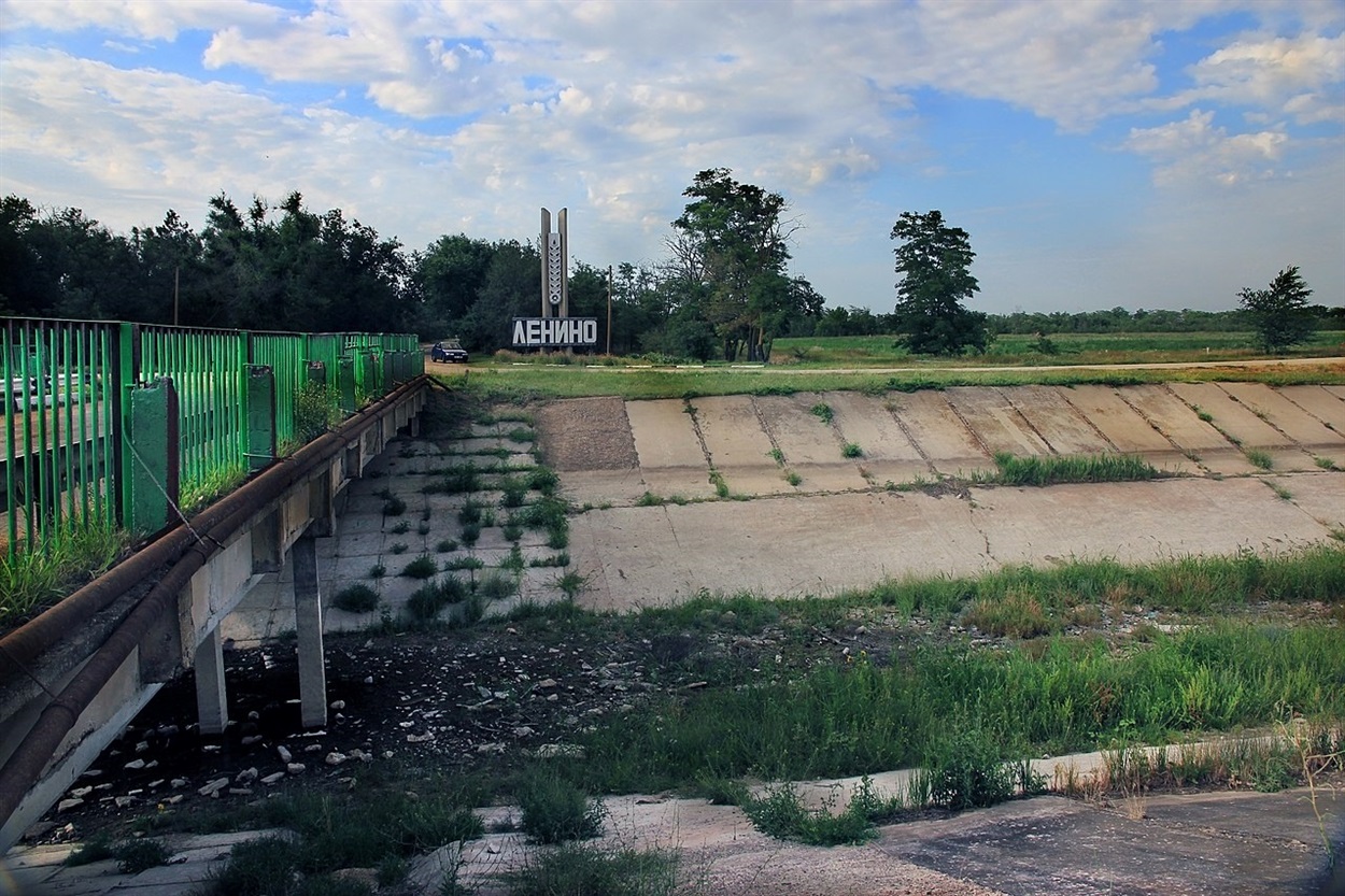 Ділянка Північно-Кримського каналу 2014 року поблизу міста Леніне. Вода більше не тече