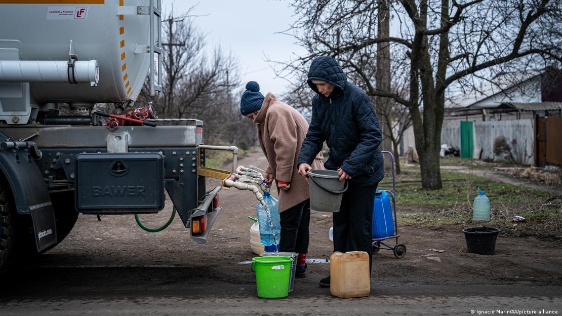 Жителі Костянтинівки на Донеччині щодня ходять за водою до цистерн, березень 2023