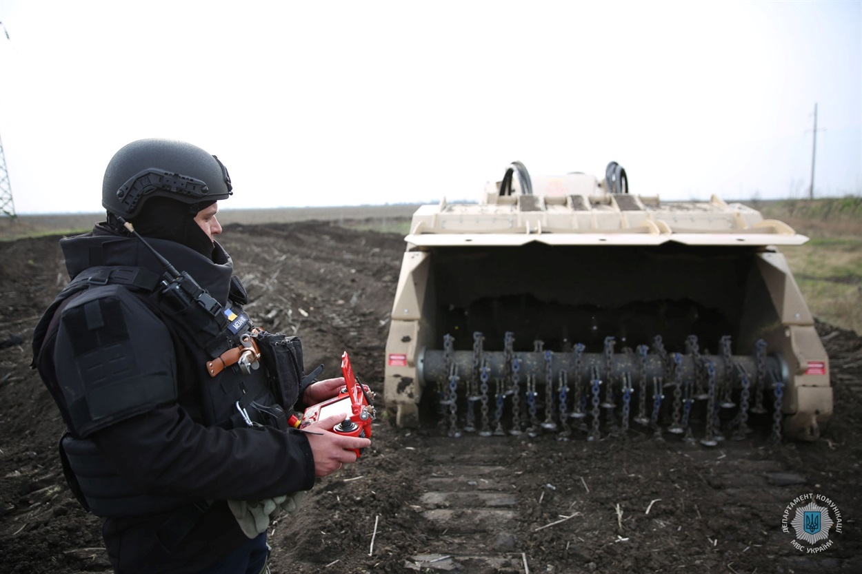 На Херсонщині частину територій розміновують за допомогою комплексу для механічного розмінування. Фото МВС