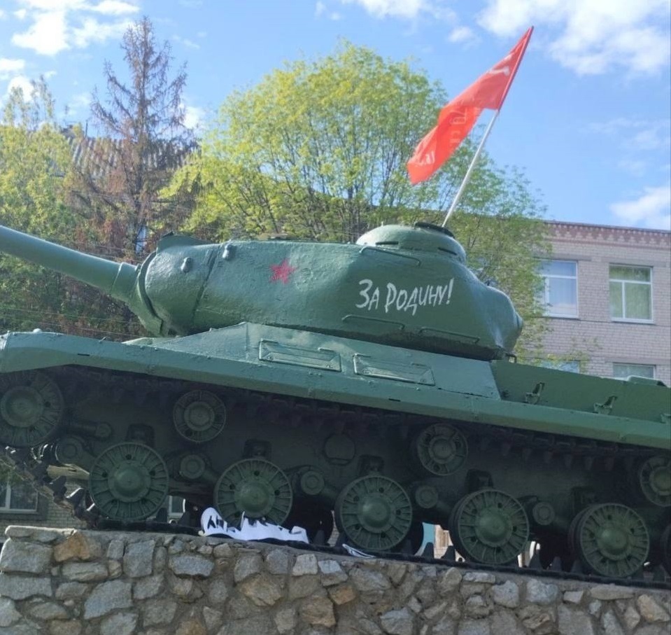 Пам’ятник “Танк” в Нижніх Сірогозах. Фото: окупаційний Телеграм-канал