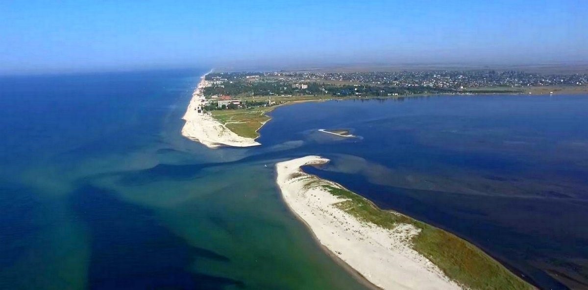 Острів Джарилгач відокремлений від суходолу вузькою протокою