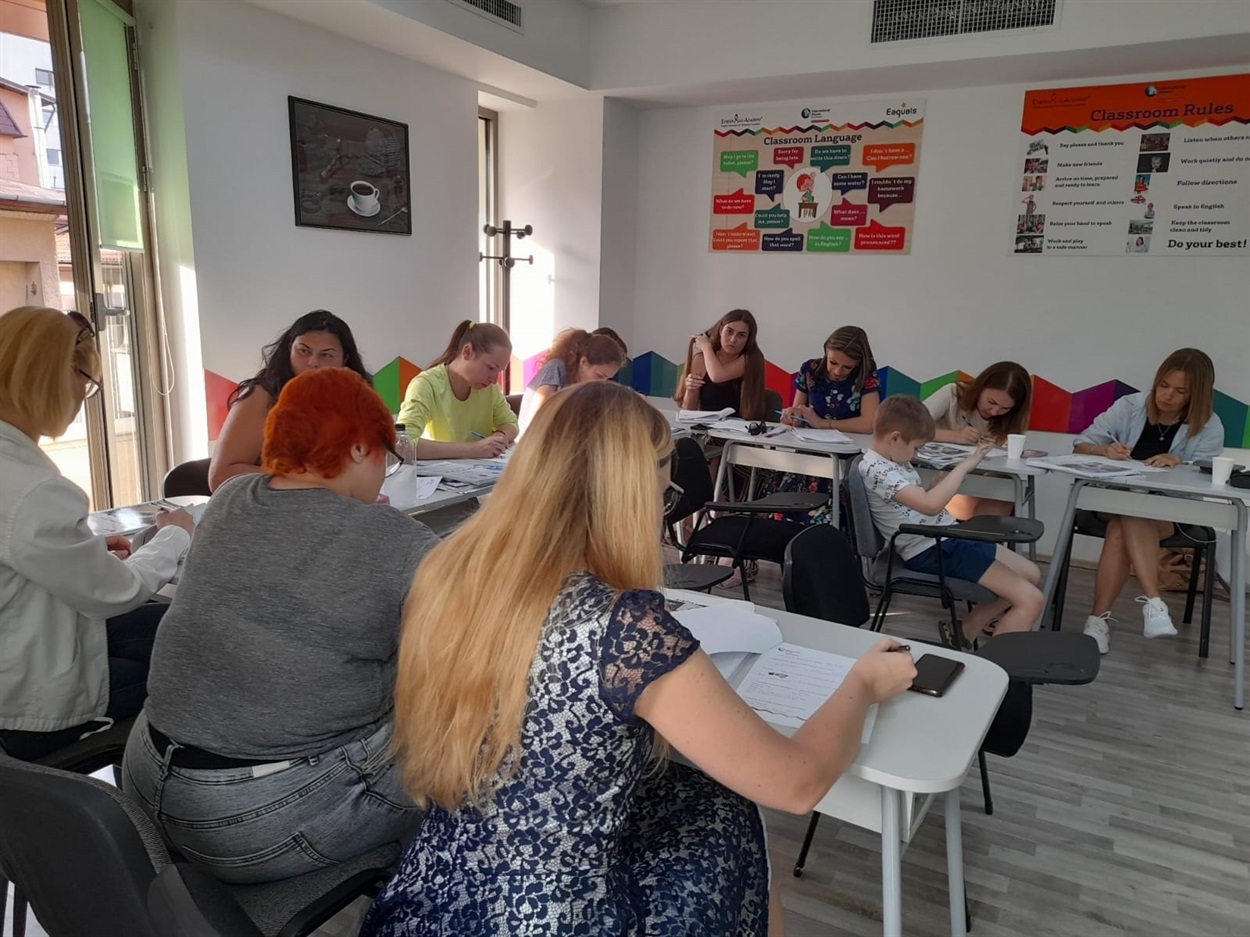 Мовні курси для біженців з України організовані рамках проєкту LA Roumanie ateliere force Frontiere 