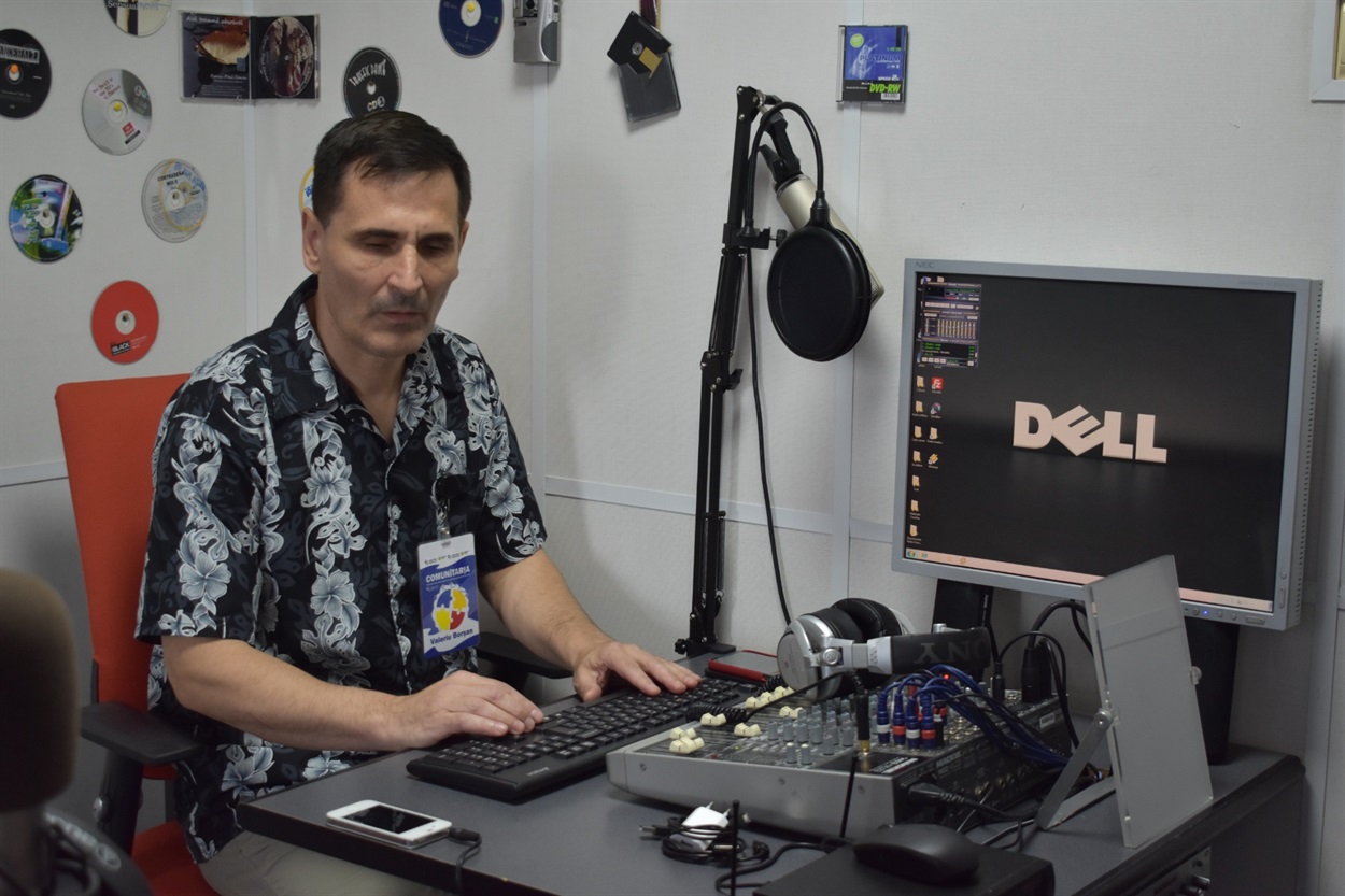 У вечірній час Radio Comunitaria Радіо мовить на 5 сусідніх країн