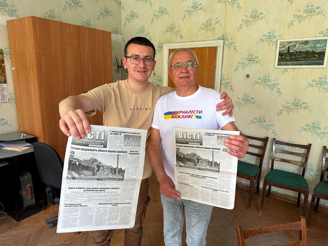 Особливо важливий доступ до місцевих газет — на прифронтових територіях. Особисто підтримати редактора газети “Вісті” Олександра Кульбаку в Слов’янськ у липні 2023 року приїхав голова НСЖУ Сергій Томіленко (ліворуч)