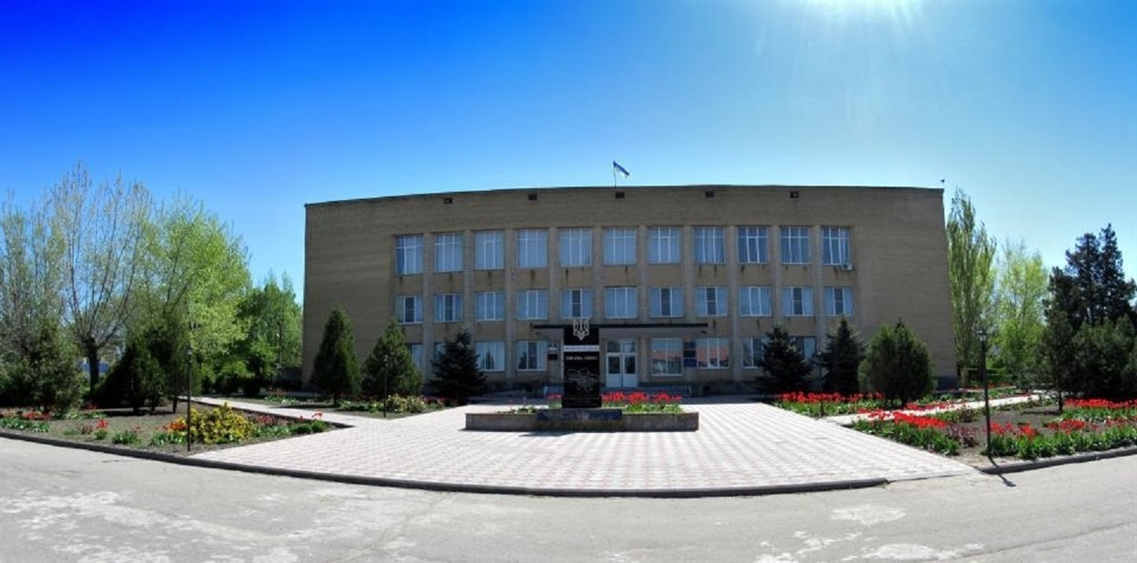 Горностаївка. Такий вигляд мав пам‘ятник Незалежності до окупації селища росіянами у 2022 році. Фото wikimapia.org