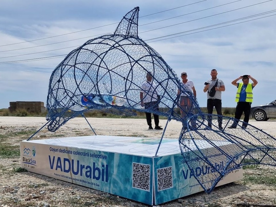 В День Дельфіна, в 2023, році на пляжах Констанци НГО Mare Nostrum разом з партнерами встановили контейнери для сміття у вигляді дельфінів. Фото: Facebook – NGO Mare Nostrum