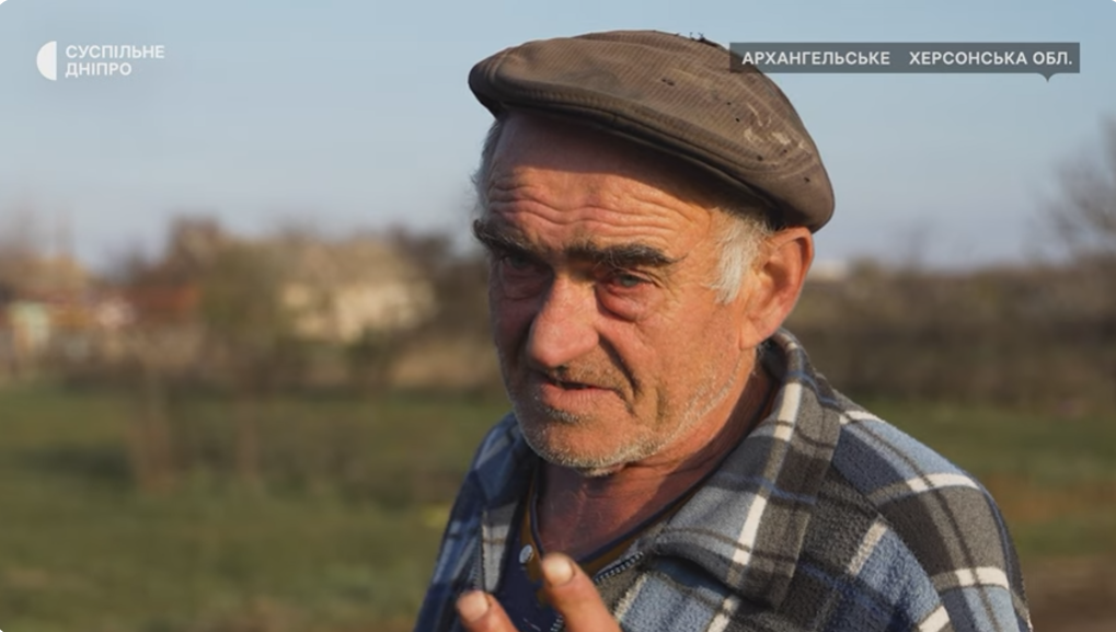 Цей чоловік, житель смт Архангельське вивіз загиблих Данііла Целгородцева і Андрія Ромашка з поля бою. Скріншот відео “Суспільне Дніпро”