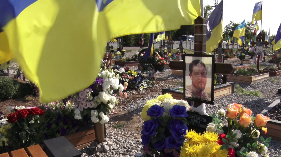 Могила Данііла Целгородцева. Скріншот відео ТРК “Рудана”