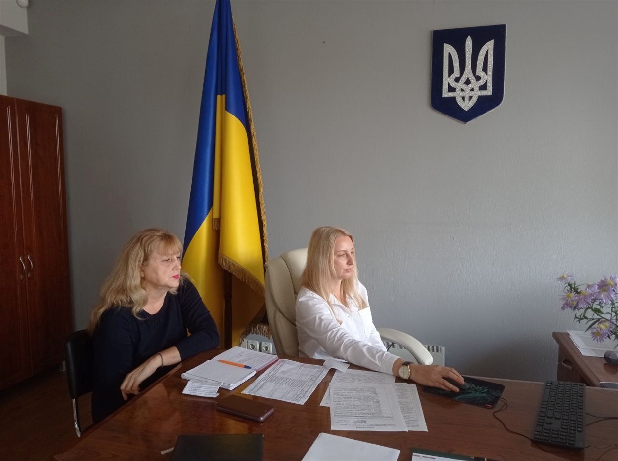 До учасників онлайн-наради звернулася Тетяна Ніколаєва (праворуч). Фото з Facebook-сторінки Херсонського обласного центру зайнятості