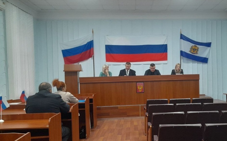 26.20.2023 року. VI сесія “Совета депутатов первого созыва Нижнесерогозского муниципального”. Другий праворуч за столом – Владислав Нікітенко