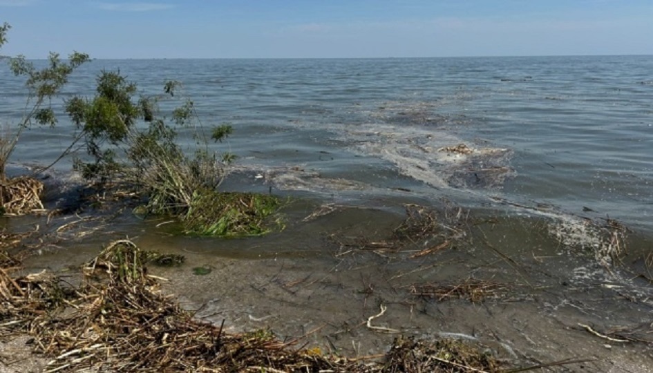 Чорне море поблизу Одеси після теракту на Каховській ГЕС. Фото: Укрінформ