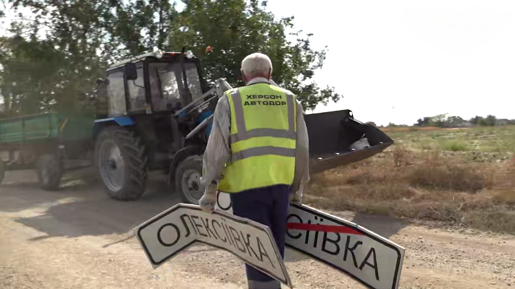 Демонтаж дорожніх знаків окупантами у Генічеській громаді. Фото t.me/mintranskherson