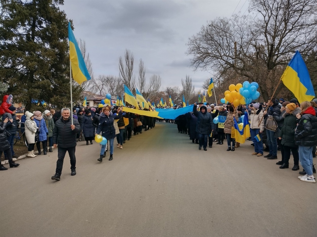 На чолі колони – Петро Збаровський. Новотроїцьк, 07.03.2022. Фото Новотроїцької газети “Трудова слава”