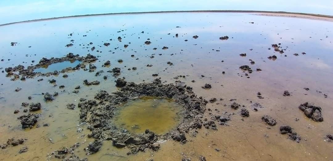 Вирви, що утворилися внаслідок обстрілів “Тузлівських лиманів”. Фото: Івана Русєва 