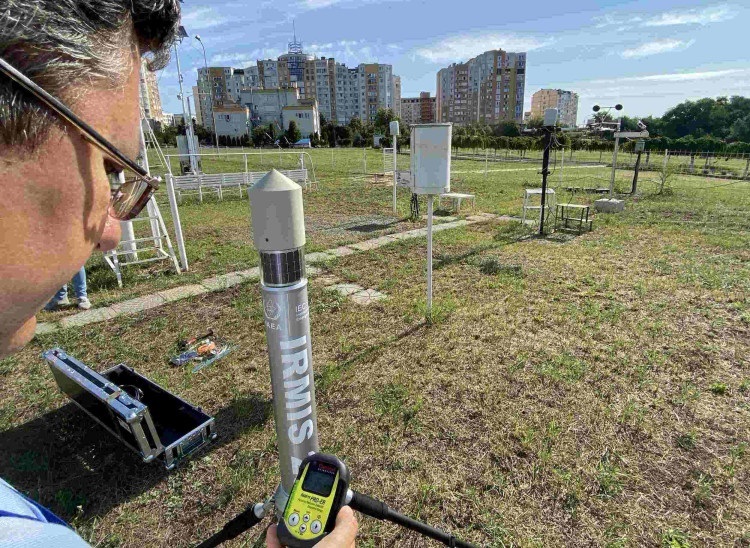 Станція моніторингу типу ІРМІС, встановлена ​​на території Держгідрометеорологічної служби. Станції збирають інформацію про рівні радіації в країні в режимі реального часу, обмінюючись даними з національними органами влади, а також із мережею IRMIS МАГАТЕ. Фото: МАГАТЕ

