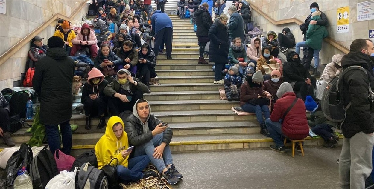 Люди у Києві ховаються у метро під час повітряної тривоги. Фото: Київський метрополітен 
