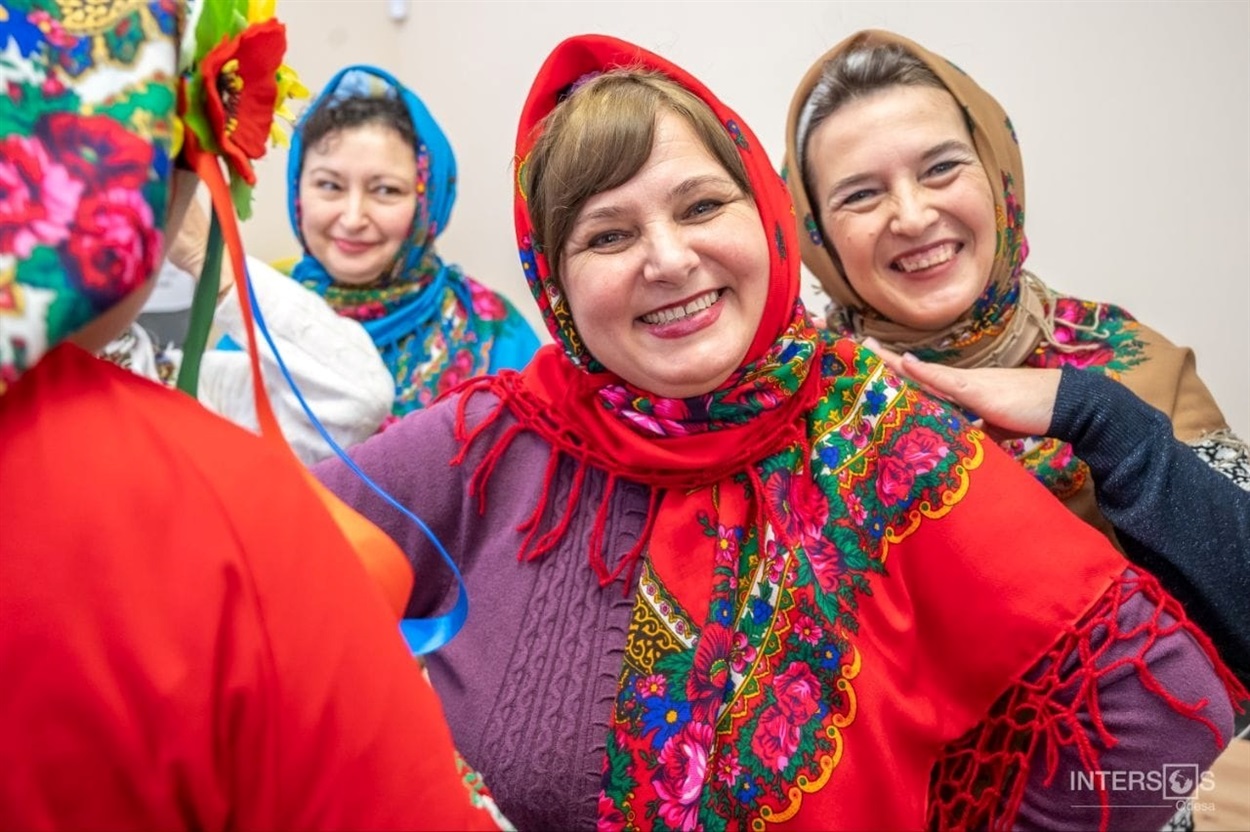 Людмила Кацика зі своїми колежанками по пісенній творчості