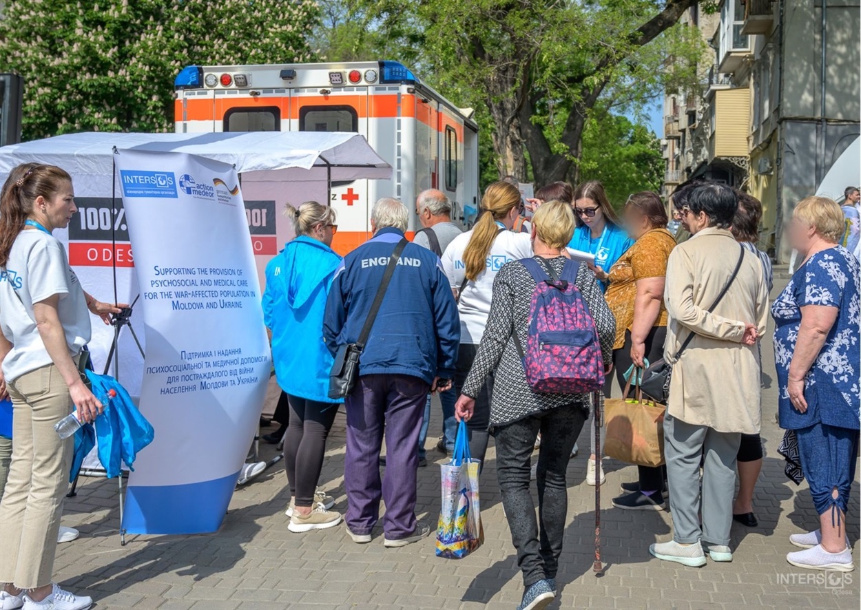 Коли Херсон потерпав від обстрілів, зустрічали евакуаційні потяги, автобуси та підсобляли розселяти людей