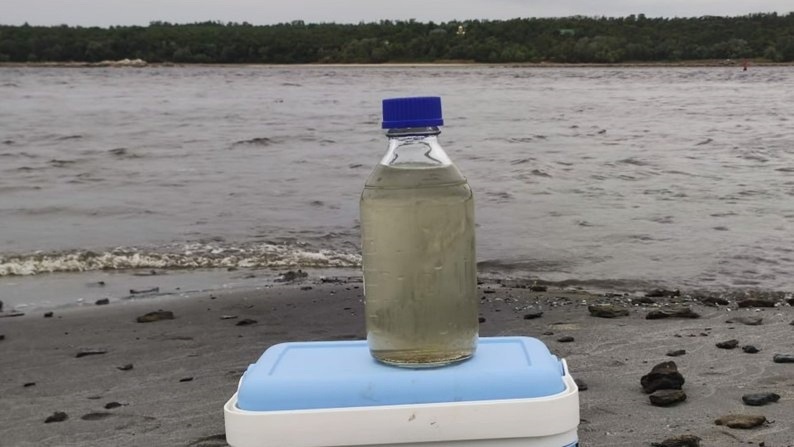 Відбір проб води. Фото: Максима Сороки