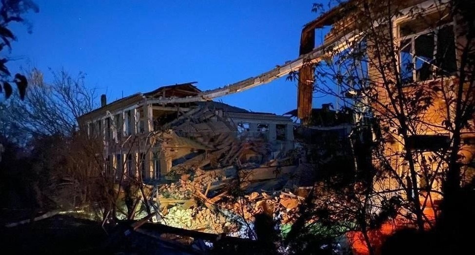 Будівля Каїрського ліцею. Тут була знищена база військових РФ. Жовтень 2022 року. Фото: Олексій Гончаренко/Телеграм                