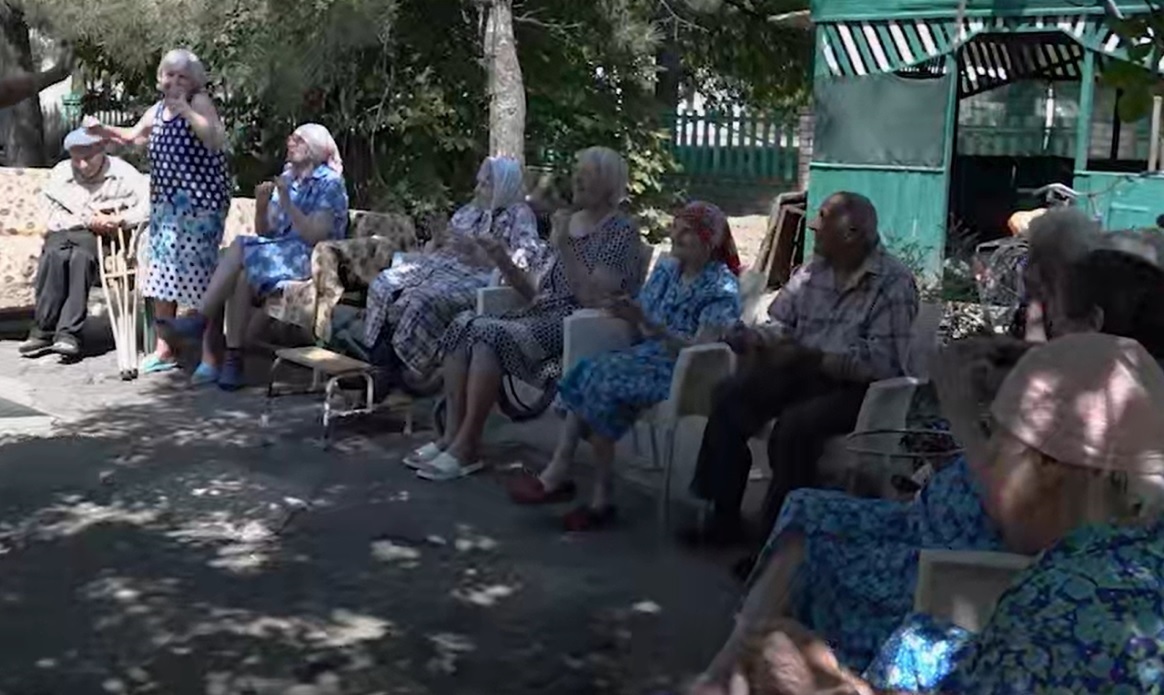 Підопічні будинку для літніх людей у с. Першопокровка на окупованій Херсонщині, серпень 2023 року Фото: скриншот відео окупаційних ЗМІ