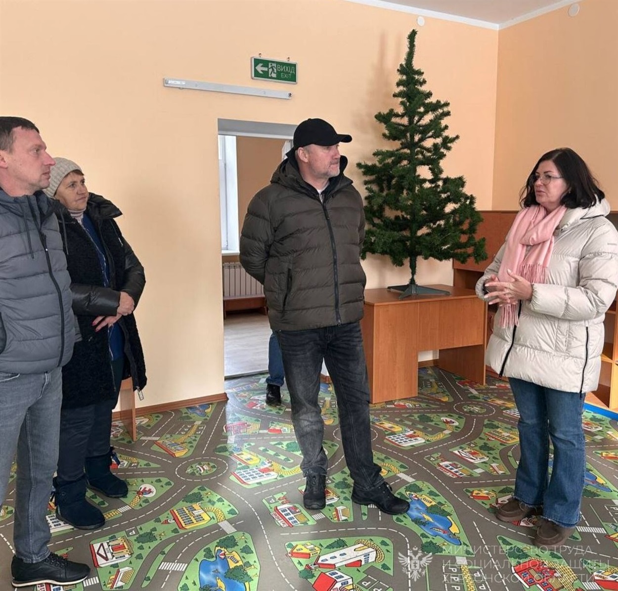 Колаборанти Вадим Поліщук (ліворуч) Алла Бархатнова (праворуч) і Константин Басюк (в центрі) у дитсадку в Першопокровці, січень 2024 р. Фото з окупаційних пабліків
