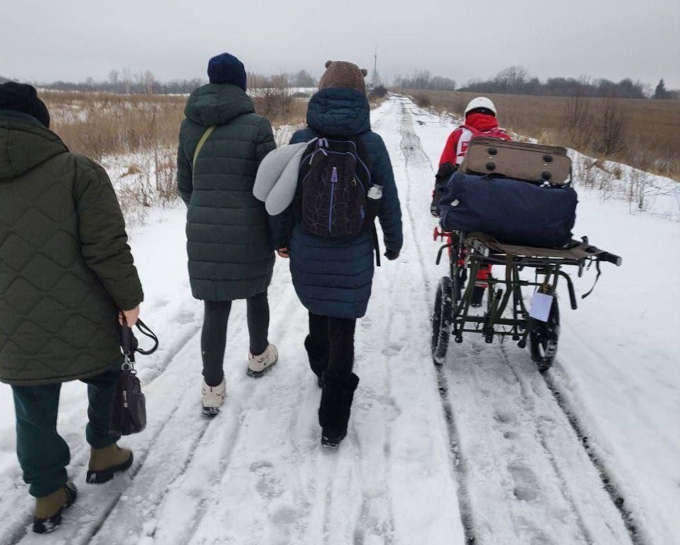 Волонтери допомагають долати дорогу життя маломобільним людям. Фото: волонтерський центр Pluriton