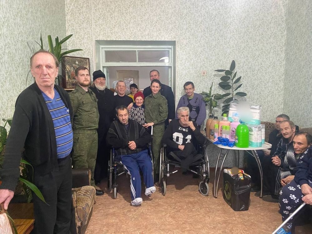 На поширених окупаційними пабліками світлинах, зроблених у селі Чумацький Шлях вдалося впізнати вивезених підопічних будинку для літніх людей з Першопокровки