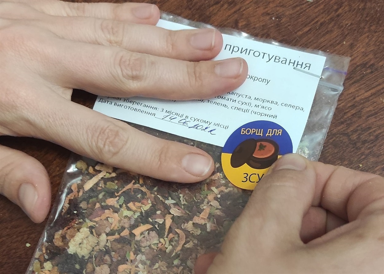 По вівторках фасують виключно борщі. Фото з Facebook-сторінки