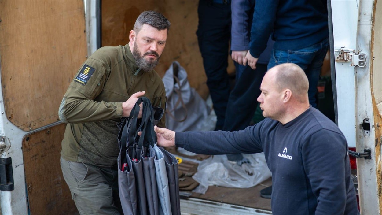 Бронежилети розподіляють між медичними закладами області. Фото: t.me/khersonskaODA