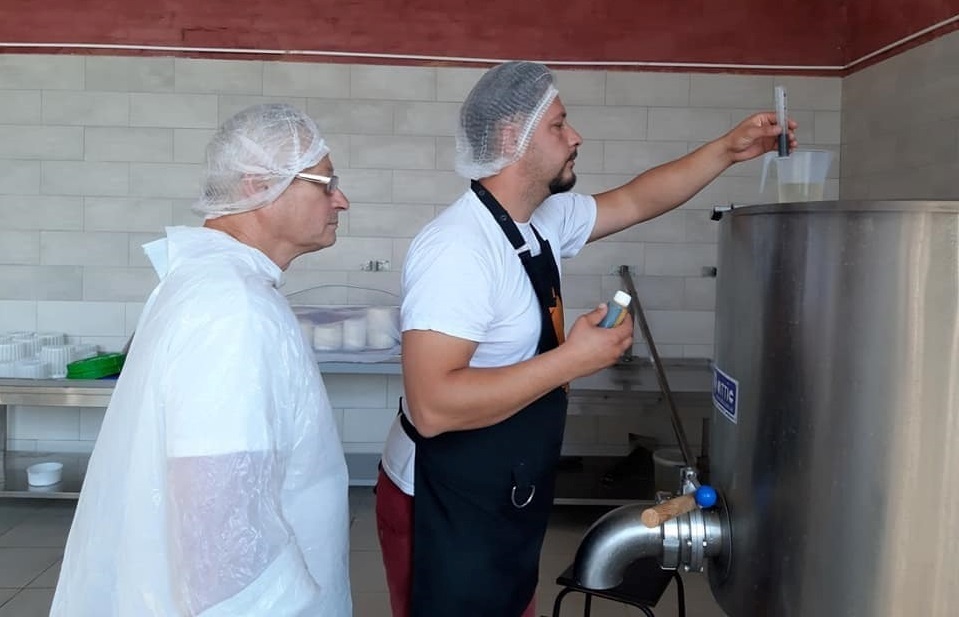 Процес варіння сиру. Фото з Фейсбук-сторінки “Гарбузового Раю”