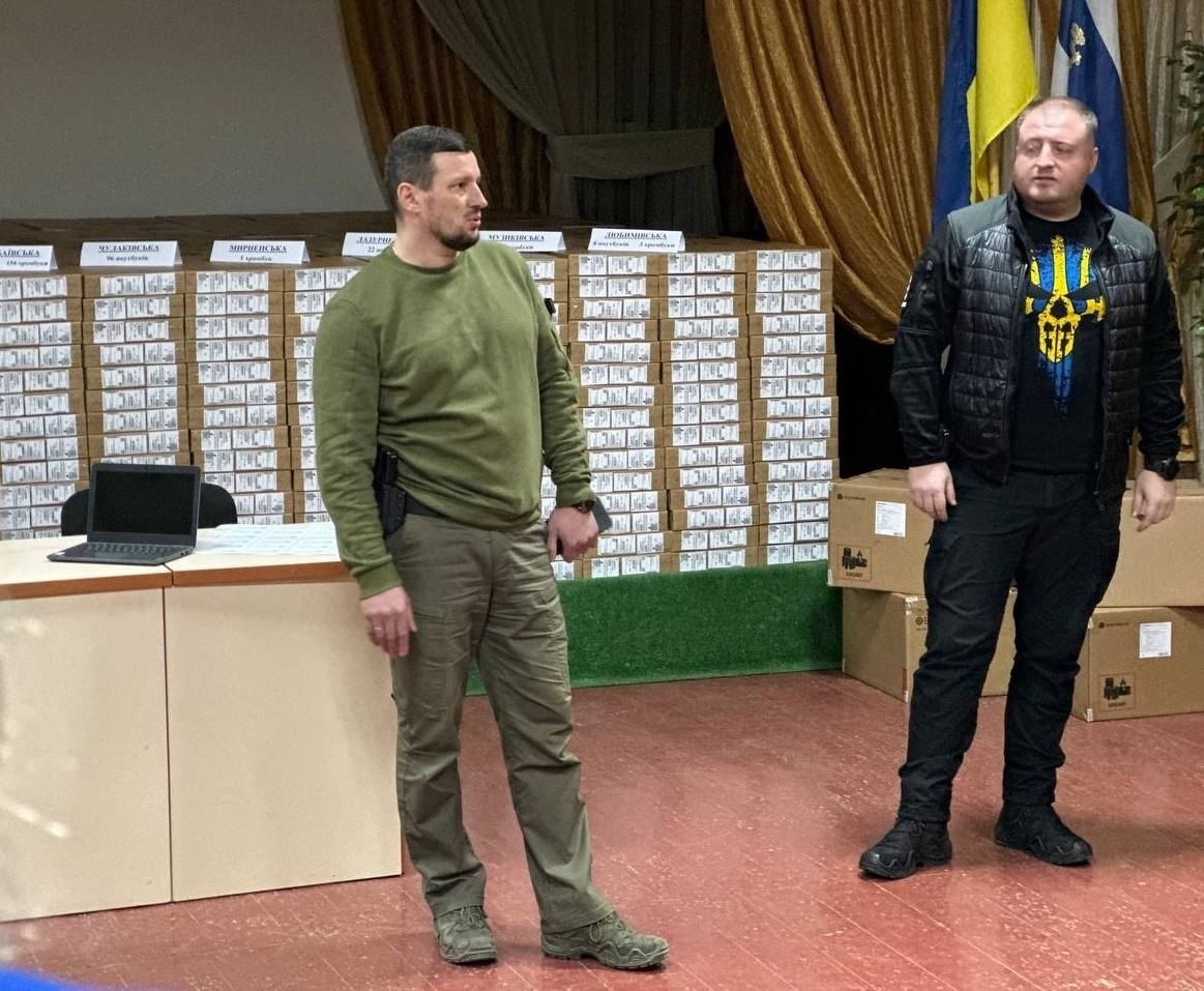 Керівник Херсонської ОВА Олександр Прокудін (ліворуч) передає техніку, яку надав ЮНІСЕФ, школам області